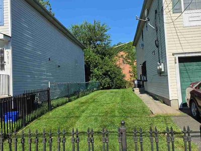 Lawn care service in Newark, 07103