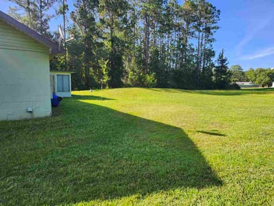 Lawn care service in Callahan, 32011