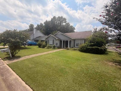 Lawn care service in Helena, 35080