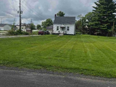Lawn care service in Toledo, 43609