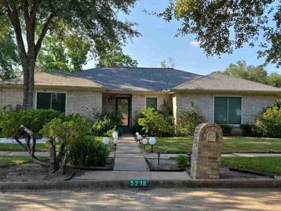 Lawn care service in Houston, 77088