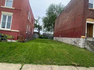 Lawn care service in St. Louis, 63113