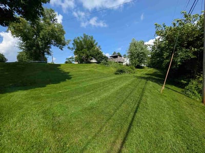 Lawn care service in Marion, 52302