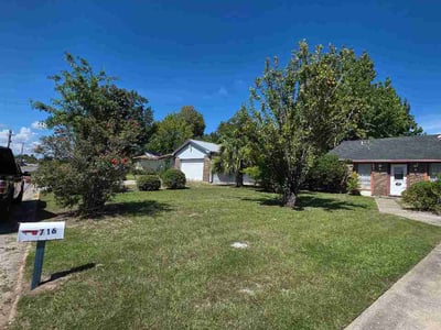 Lawn care service in Panama City, 32404