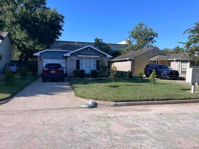 Lawn care service in Houston, 77084