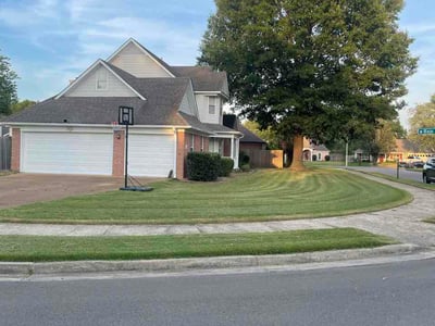 Lawn care service in Collierville, 38017