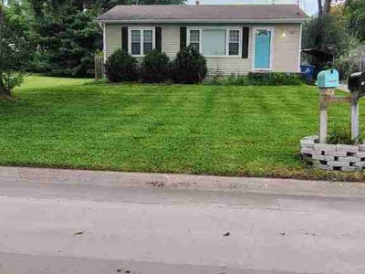 Lawn care service in Des Moines, 50315