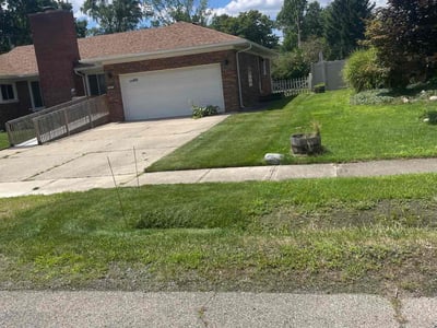 Lawn care service in Redford Charter Township, 48239