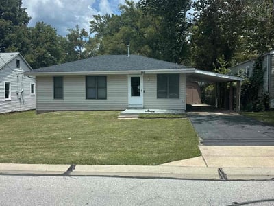 Lawn care service in St. Louis, 63135