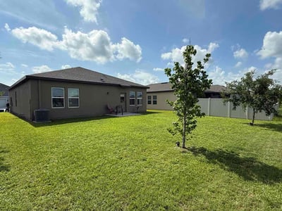 Lawn care service in Lakeland, 33811