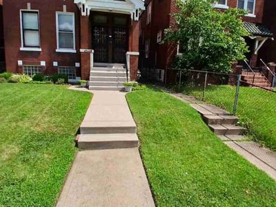 Lawn care service in St. Louis, 63115