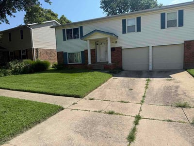 Lawn care service in Florissant, 63031