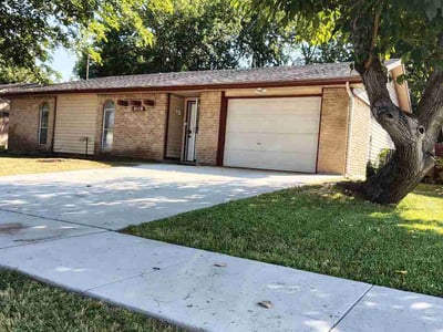 Lawn care service in Grand Prairie, 75052