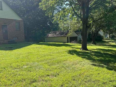 Lawn care service in Des Moines, 50317