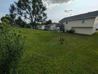 Lawn care service in Coralville, 52241