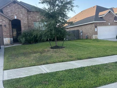 Lawn care service in Conroe, 77384
