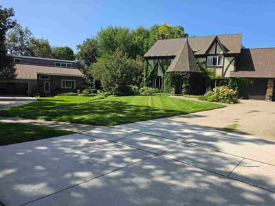 Lawn care service in Shorewood, 60404