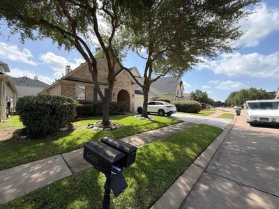 Lawn care service in Sugar Land, 77498