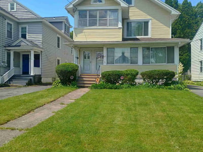 Lawn care service in Syracuse, 13203