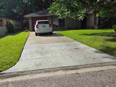 Lawn care service in Houston, 77033