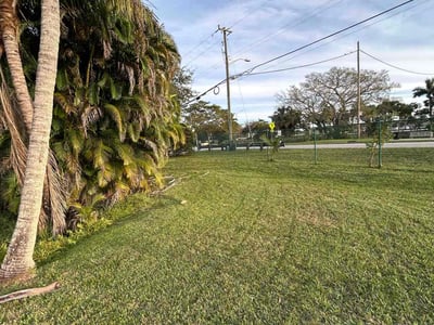 Lawn care service in Davie, 33314