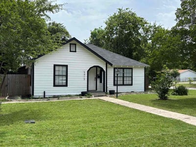 Lawn care service in River Oaks, 76114