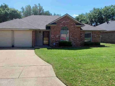 Lawn care service in Fort Worth, 76123