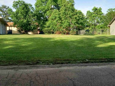 Lawn care service in Jackson, 39213