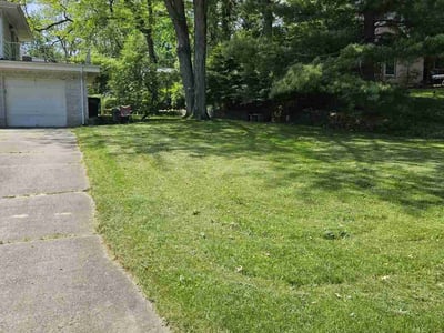 Lawn care service in Toledo, 43615