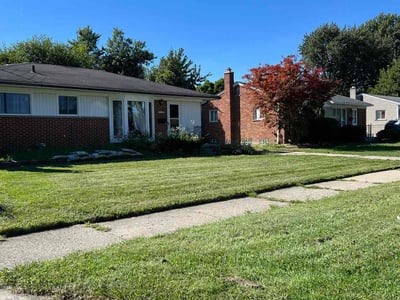 Lawn care service in Warren, 48089