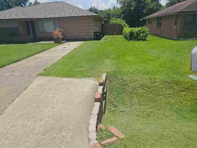 Lawn care service in Baytown, 77520